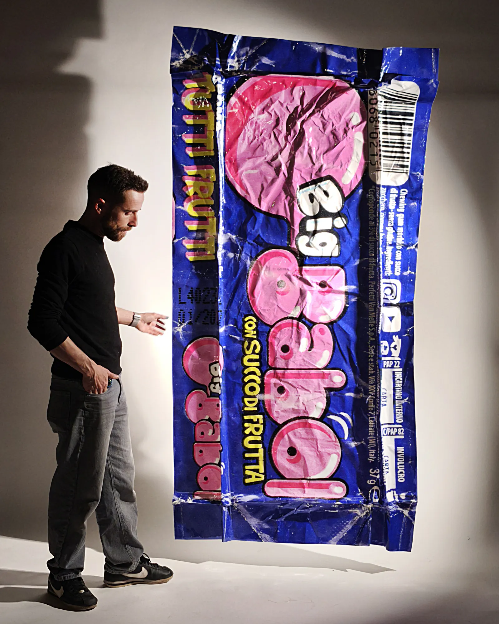 Enrico Ferri Elio con l'opera Bigbabol